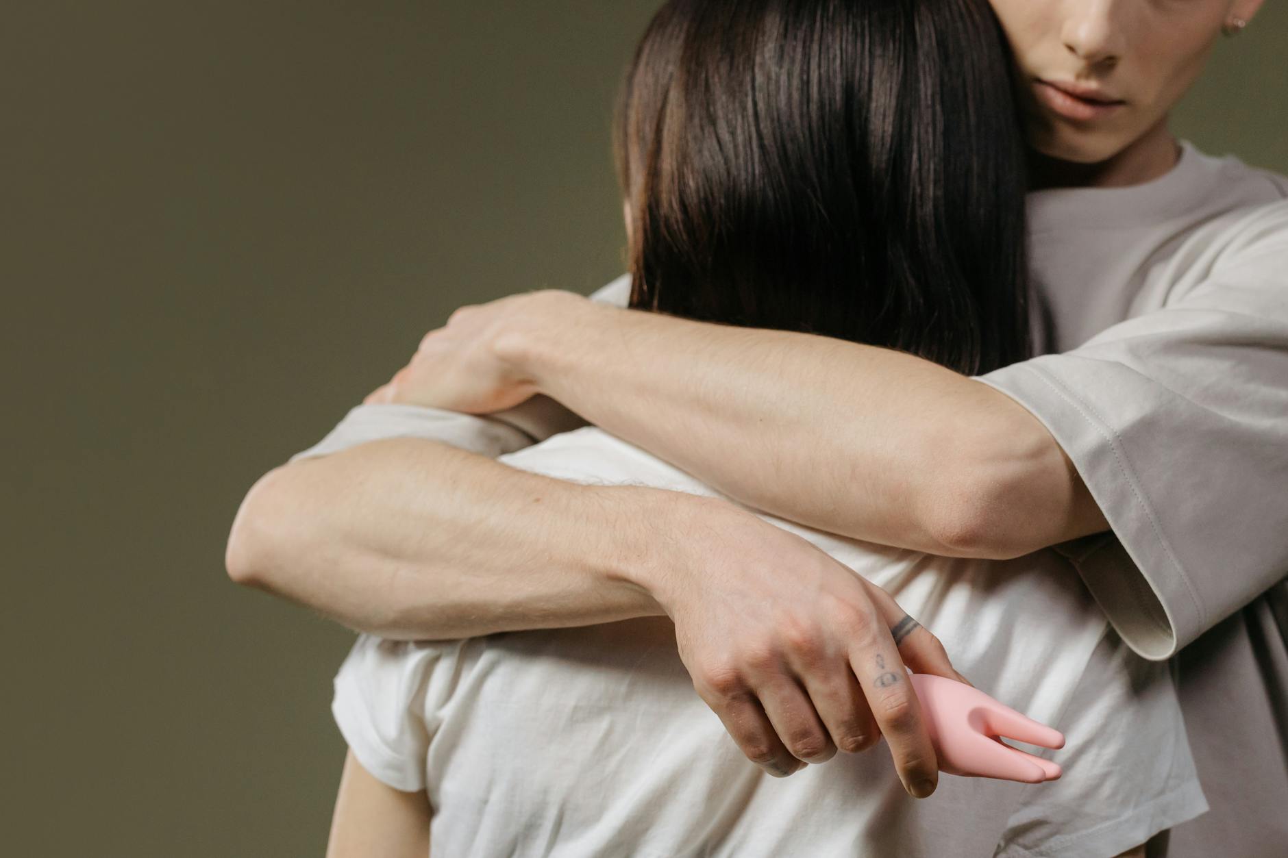 Ein Paar, das sich umarmt und emotionale Nähe teilt
